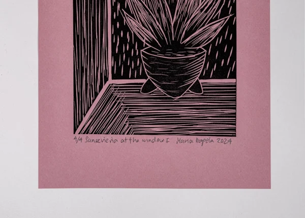 Linoleumdruck Pink Sansevieria am Fenster I – Format A4 – Pflanzen und Kunst