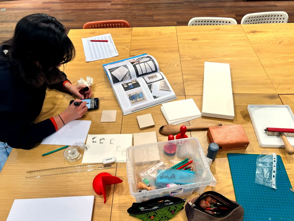 Linolschnitt Workshop Berlin – Kreativer Kurs für Gruppen, Kinder & Erwachsene