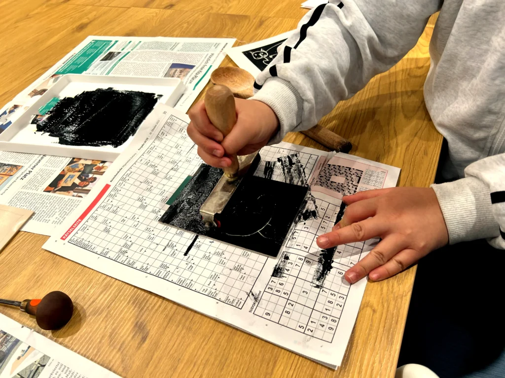 Linolschnitt Workshop Berlin – Kreativer Kurs für Gruppen, Kinder & Erwachsene
